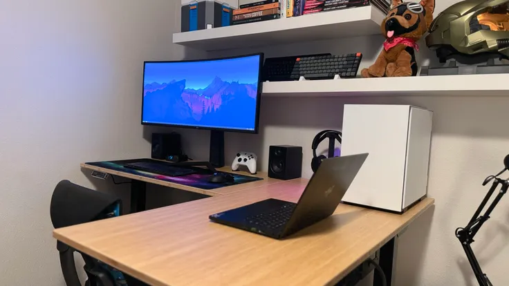FlexiSpot E7L with a monitor, keyboard, mouse, XBox controller, desktop and a laptop. FlexiSpot E7L with a monitor, keyboard, mouse, XBox controller, desktop and a laptop.